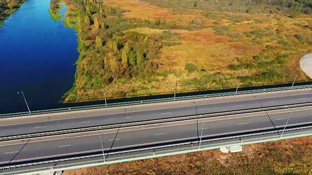 河桥鸟瞰图。景观公路上有河视频素材