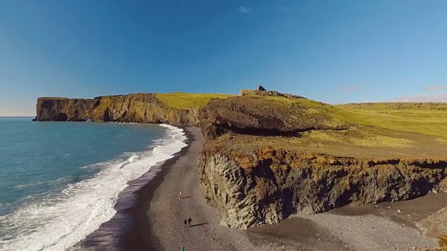 panorama from dyrholey cape from mountains to black sand beach and Atlantic ocean, sunny summer day阳光明媚的夏日视频素材