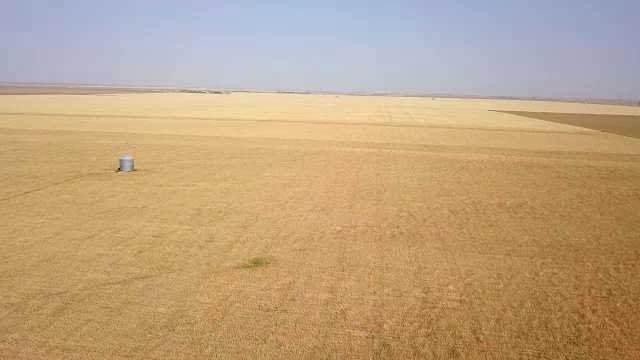 从空中俯瞰草原麦田视频素材