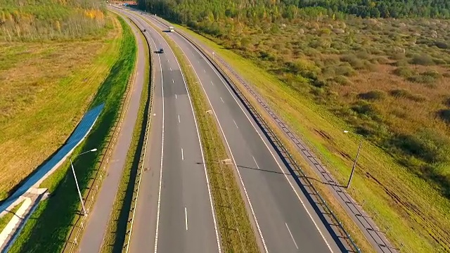 在公路上运输。公路鸟瞰图。道路上的车辆交通视频素材