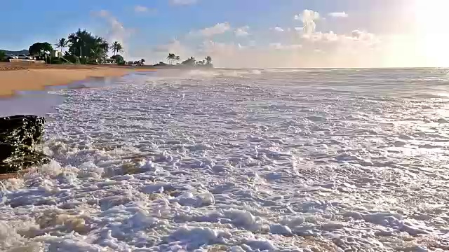 海浪拍打着夏威夷瓦胡岛的沙滩上一名身份确认的人视频素材