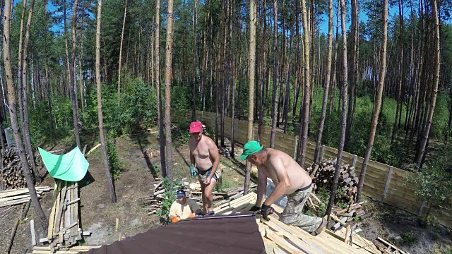 建筑工人在屋顶上工作。视频素材