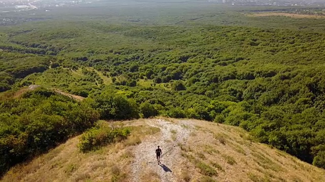 一名旅行者正在俄罗斯斯塔夫罗波尔地区的别什陶山上徒步旅行视频下载