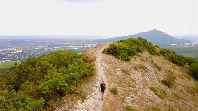 一名旅行者正在俄罗斯斯塔夫罗波尔地区的别什陶山上徒步旅行视频素材