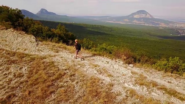 一名旅行者正在俄罗斯斯塔夫罗波尔地区的别什陶山上徒步旅行视频素材