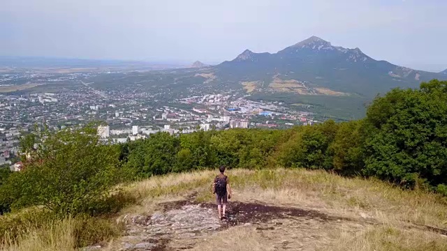 一名旅行者正在俄罗斯斯塔夫罗波尔地区的别什陶山上徒步旅行视频素材