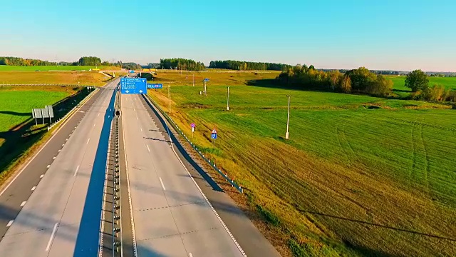 汽车在道路上移动鸟瞰图。公路交通的无人机视图视频素材