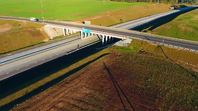 汽车在公路桥上行驶。鸟瞰图路口。汽车桥高速公路视频素材