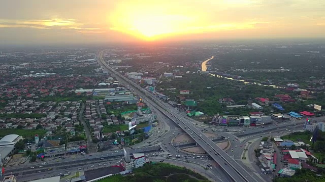 顶视图日落在泰国曼谷的道路和眩晕视频素材