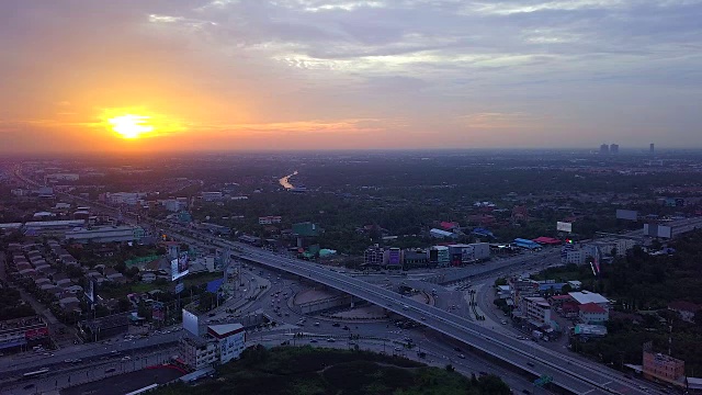 顶视图日落在泰国曼谷的道路和眩晕视频素材