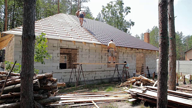 建筑工人在屋顶上工作。视频素材