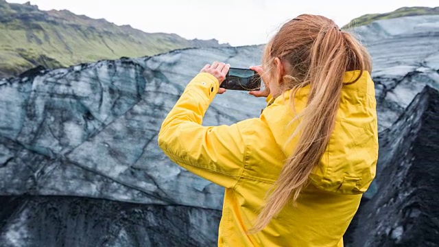 游客拍摄被火山灰覆盖的冰川视频素材