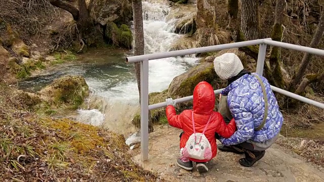 冬季优惠。母女徒步旅行视频素材