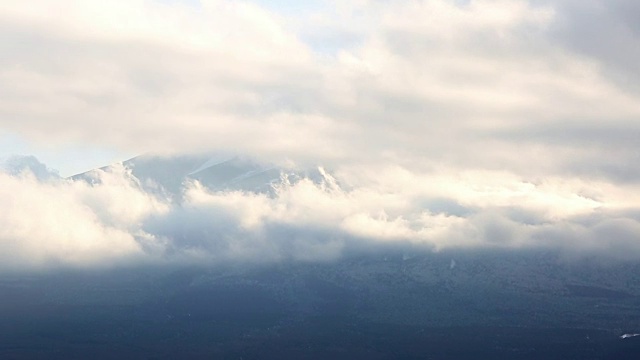 摇摄:日本山梨河口湖藤川口町的鸟瞰图视频素材