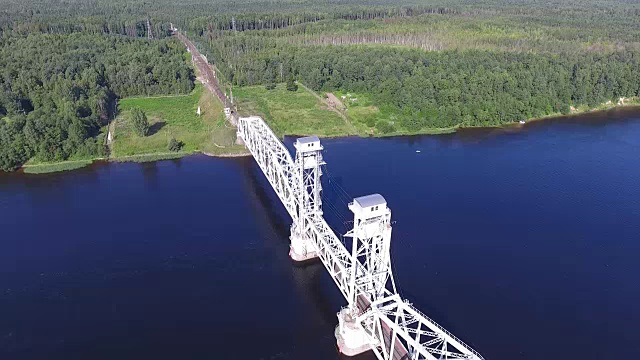 空中景观与铁路桥横跨江面视频素材