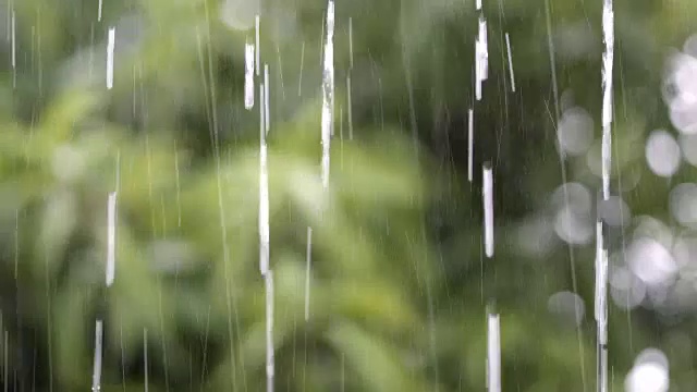 雨水强烈地落在屋顶上。视频素材