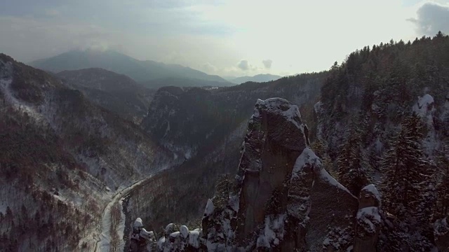 天线:降雪和山顶视频素材