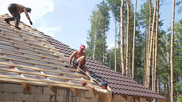 建筑工在屋顶上测量。视频素材