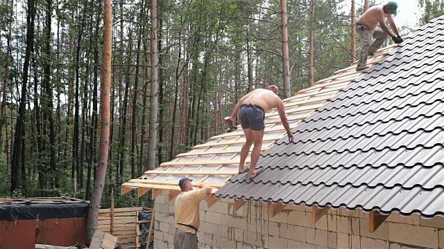 屋顶工人建造屋顶。视频素材