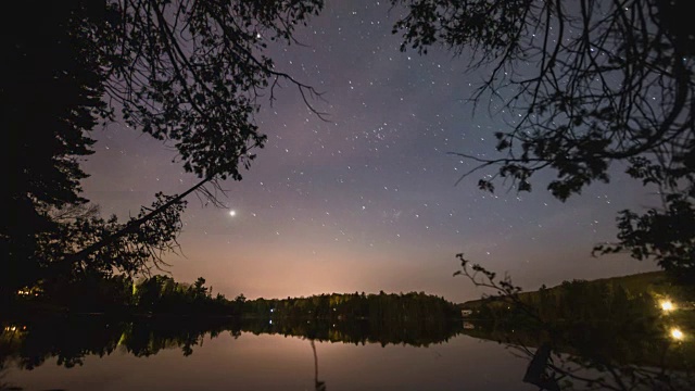 在加拿大的一个湖上移动的星星的时间流逝多莉运动视频素材