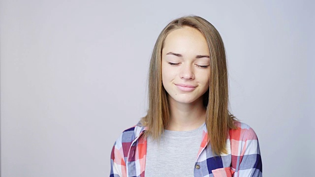 少年女孩闭着眼睛的特写肖像视频素材