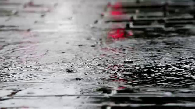 人行道上的雨水流视频素材