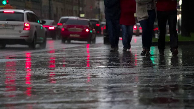 雨中的行人视频素材