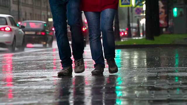 行人在雨中匆忙视频素材