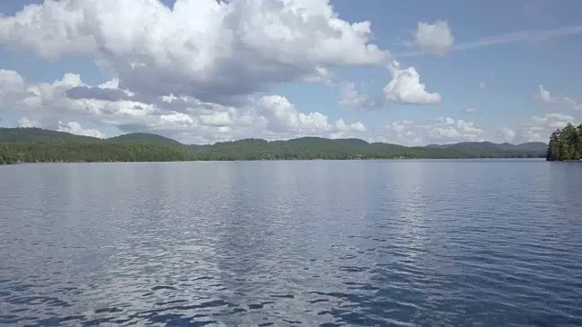 半阴天，空中飞过湖面视频素材