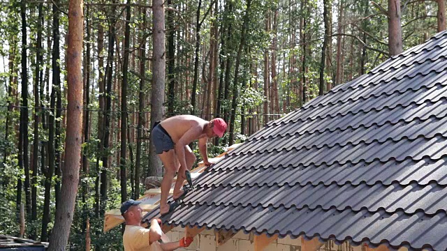 屋顶工人建造屋顶。视频素材