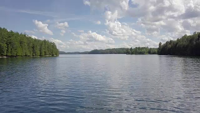 在一个半阴的日子里，空中飞过一条湖的水道视频素材