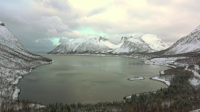 挪威的冬季峡湾和戏剧性的天空。时间流逝视频素材