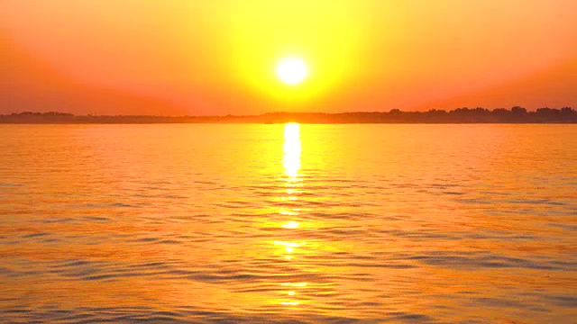 红日落在平静的水面上视频素材