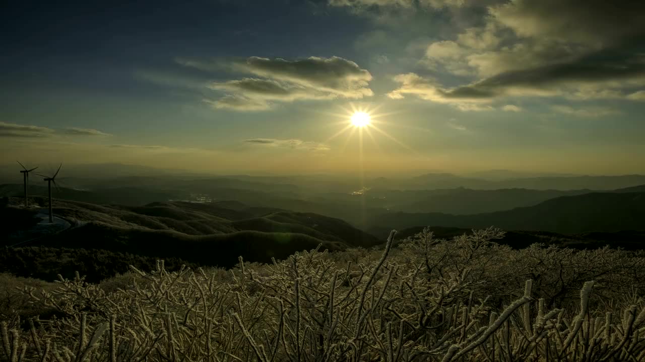 冬天日落时分的太极山雪景视频素材