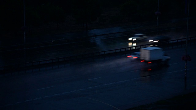 高速公路。汽车在雨中行驶在高速公路上。视频素材