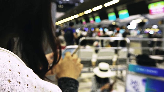 在机场用平板电脑的女人视频素材