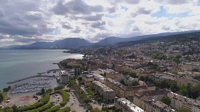 纳沙泰尔，Jeunes rives et port - Aerial 4K - Phantom 4 PRO视频素材