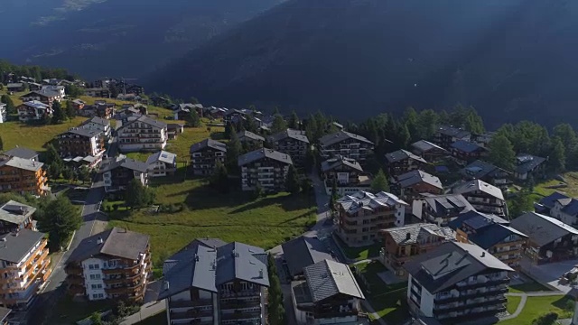 SaasFee Wildi与工作直升机-空中4K -幻影4 PRO视频素材