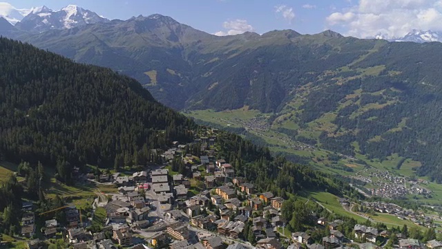 Verbier Bagnes横向旅行-空中4K -幻影4 PRO视频素材