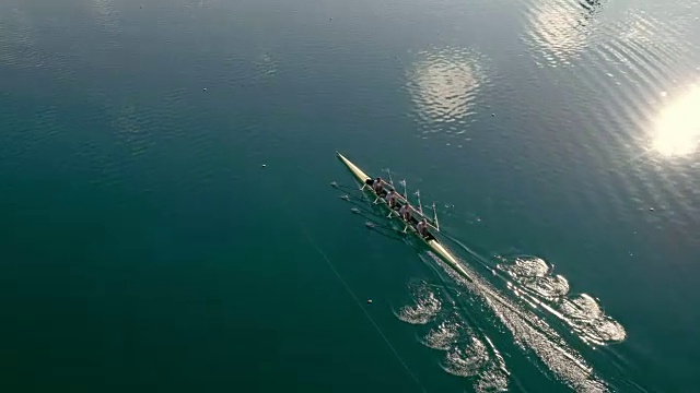 在一个阳光明媚的日子里，用四桨在湖面上滑行视频素材