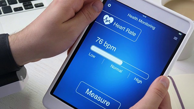 使用数字平板电脑上的健康应用程序测量心率视频素材