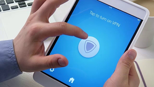 在平板电脑上打开VPN，安全上网视频素材