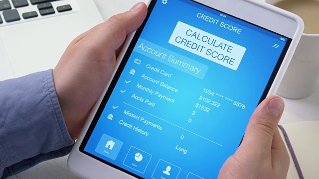在电子平板电脑上查看良好的信用评分视频素材
