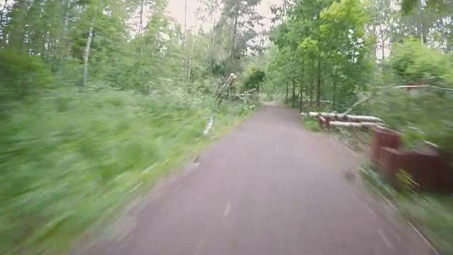 一场暴风雨后，在公园里骑自行车视频素材