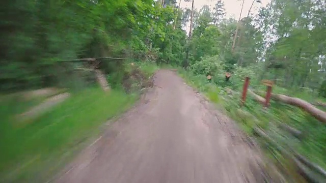 一场暴风雨后，在公园里骑自行车视频素材