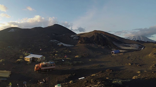 托尔巴克山谷火山渣锥上的夏季旅游露营。堪察加半岛视频素材