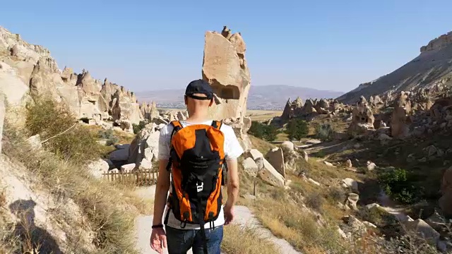 一个背包客正在卡帕多西亚的Zelve山谷和露天博物馆散步视频素材