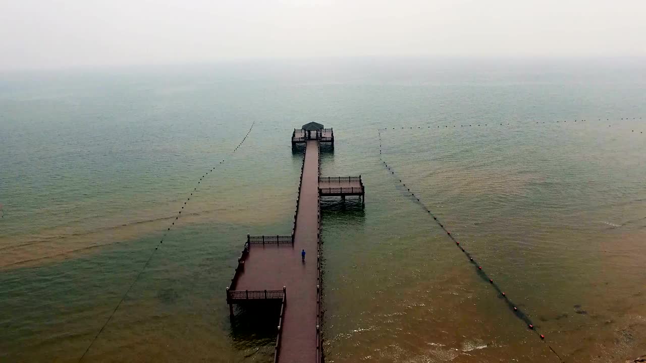 鸟瞰海上桥墩视频素材