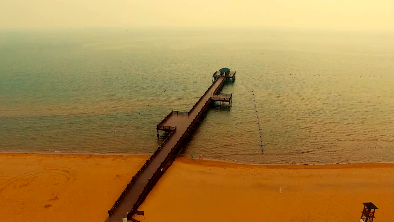 鸟瞰海上桥墩视频素材