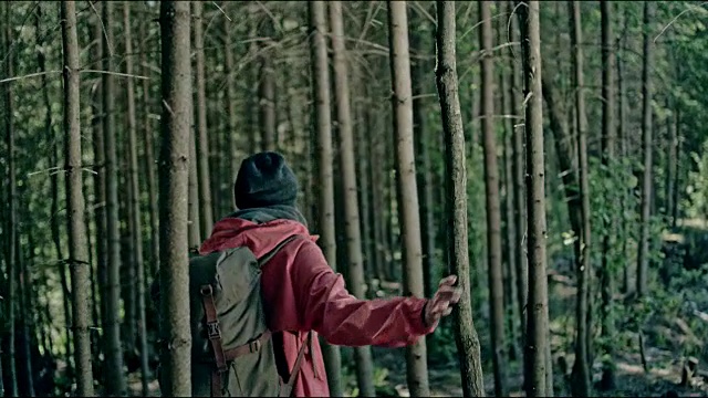 探索荒野地区的女人。多山的地形视频素材